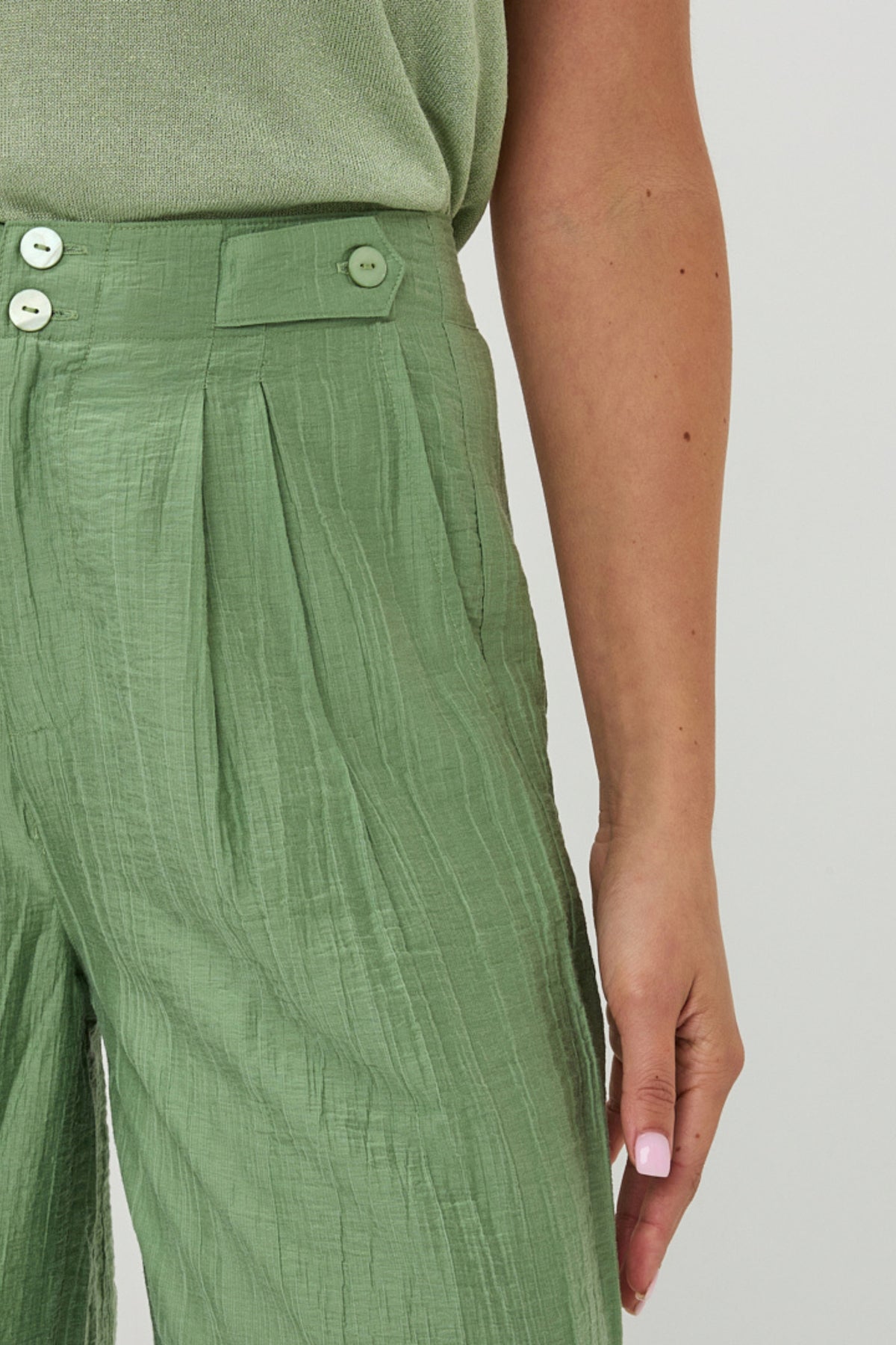 Lichte junglegroene breedbeeldbroek van EsQualo met crinkle-textuur, modelnaam Larissa, voor een casual en stijlvolle look