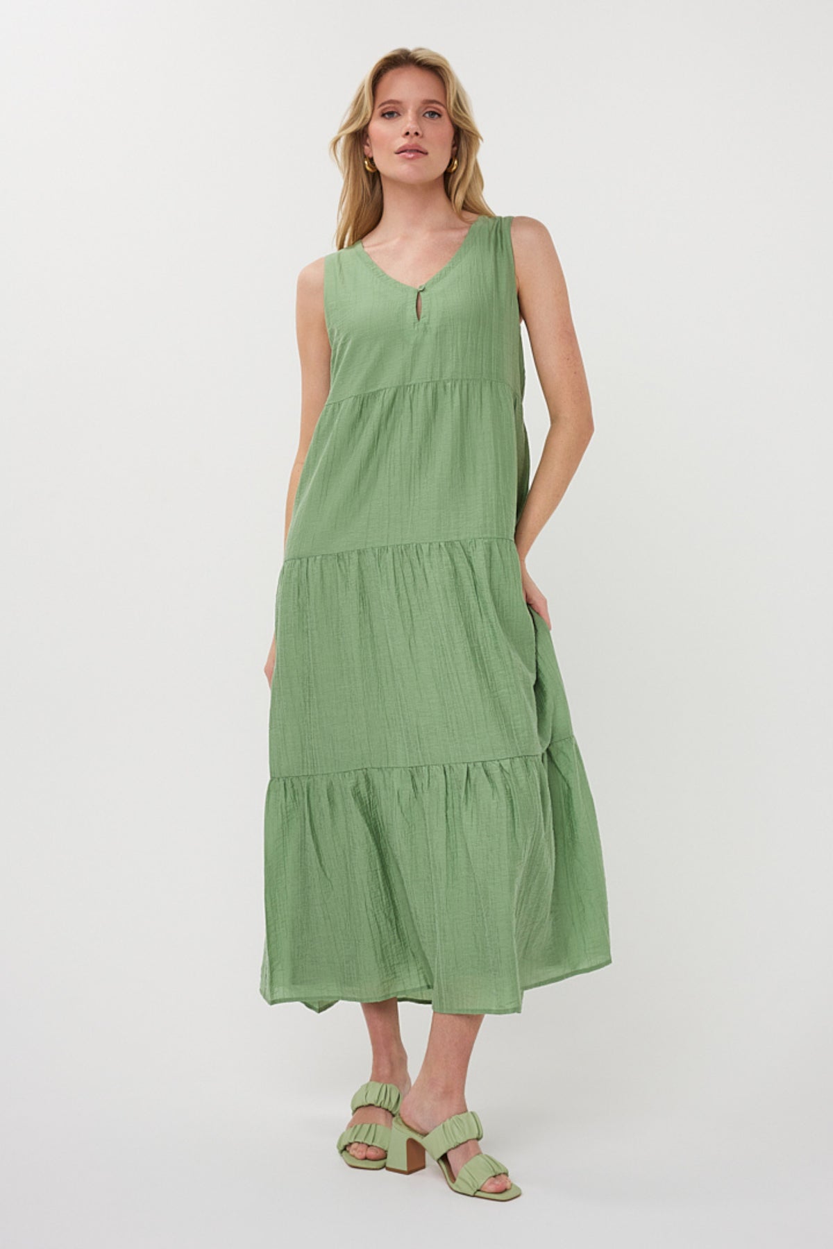 Lange maxi jurk van licht crinkle stof in jungle groen met vrolijke print, door EsQualo.