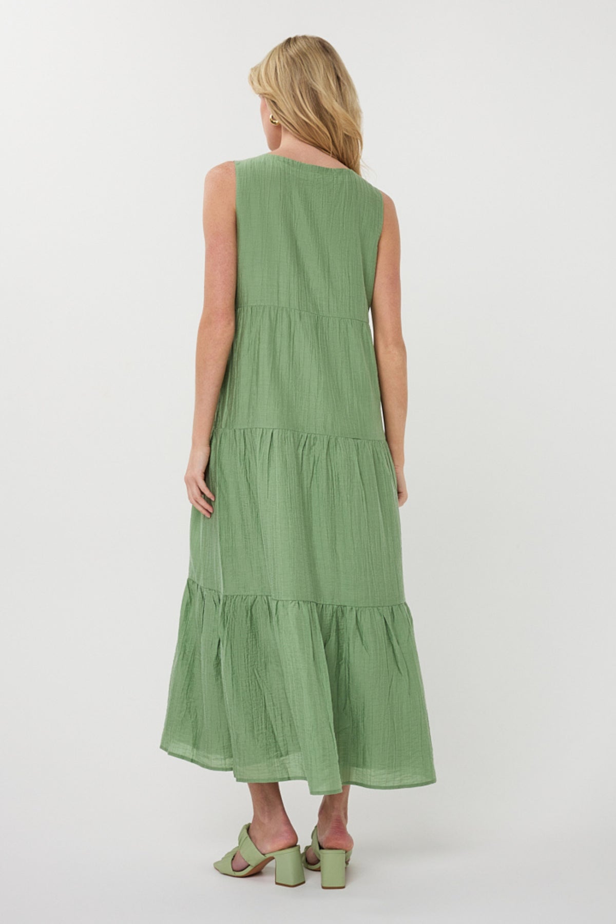 Maxi jurk van EsQualo in licht crinkle jungle groen, elegant en comfortabel met flowy stof en lange pasvorm.