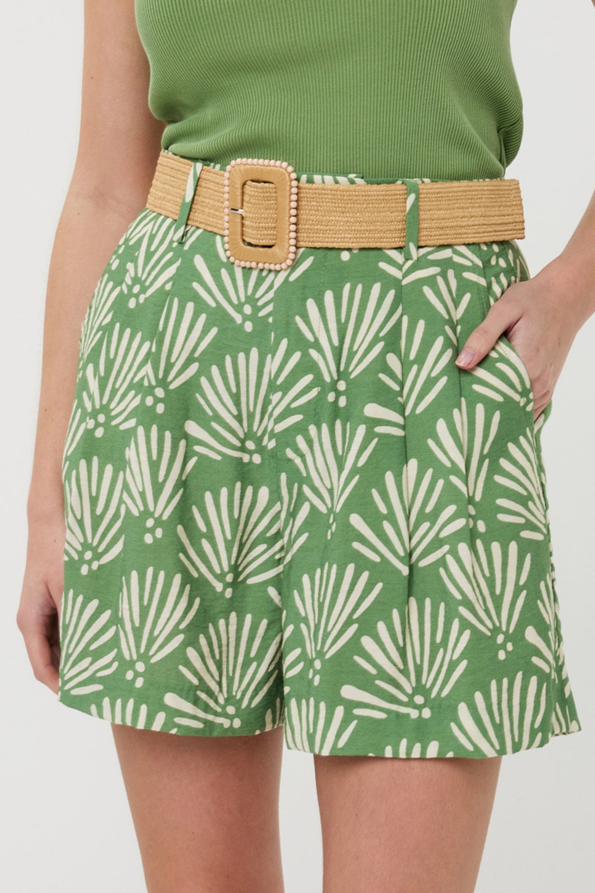 Tropisch geprint korte broek van EsQualo met kleurrijk bloemmotief en comfortabele pasvorm, gedragen door een model.
