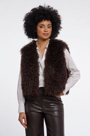 Rino & Pelle Gilet Sensy Coffee Roast, ademend en stijlvol, gedragen door een model, close-up van de textuur en kleur.