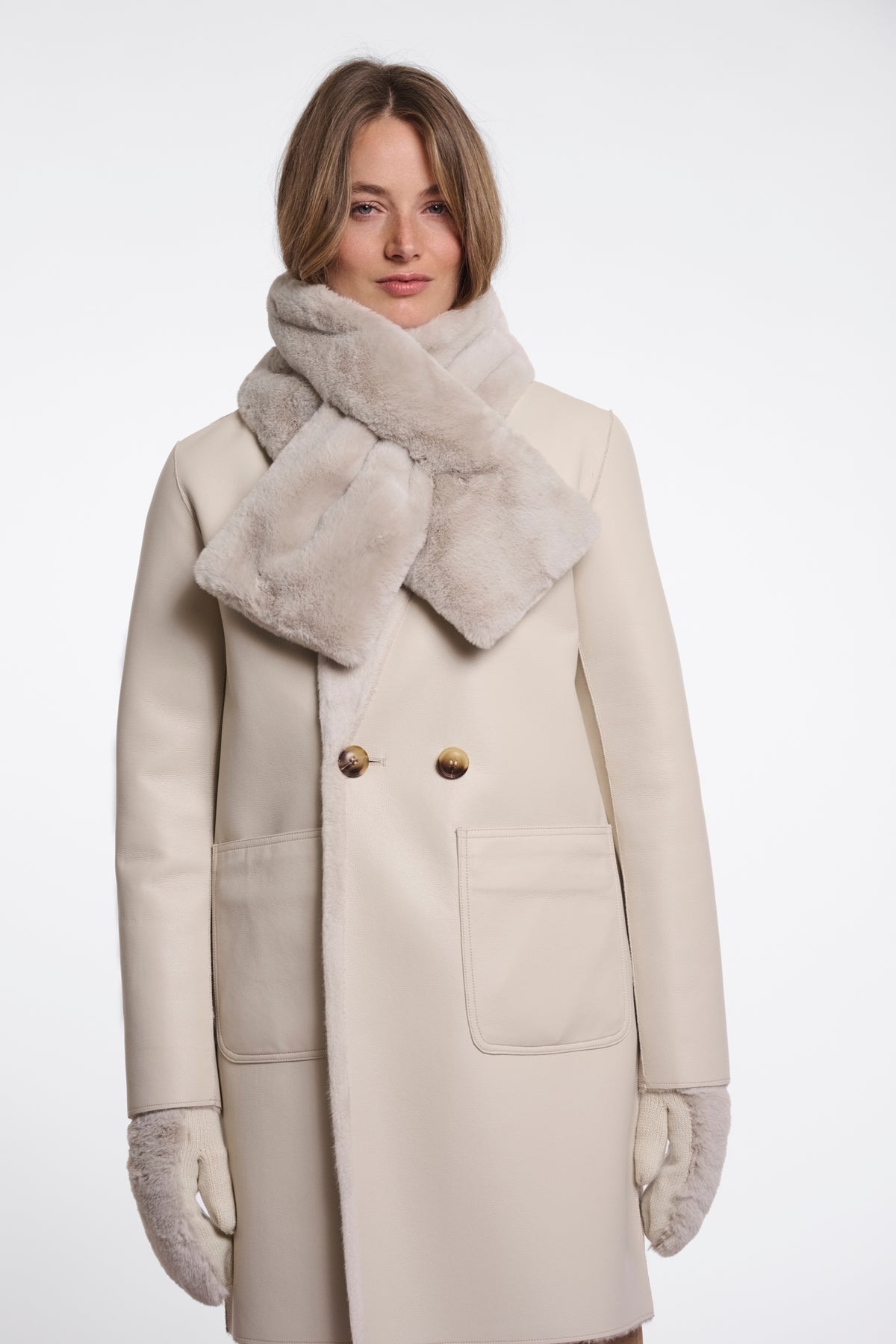 Rino & Pelle stip sjaal Birch met zachte textuur en kleurrijk patroon, gedragen als accessoire of voor extra warmte.