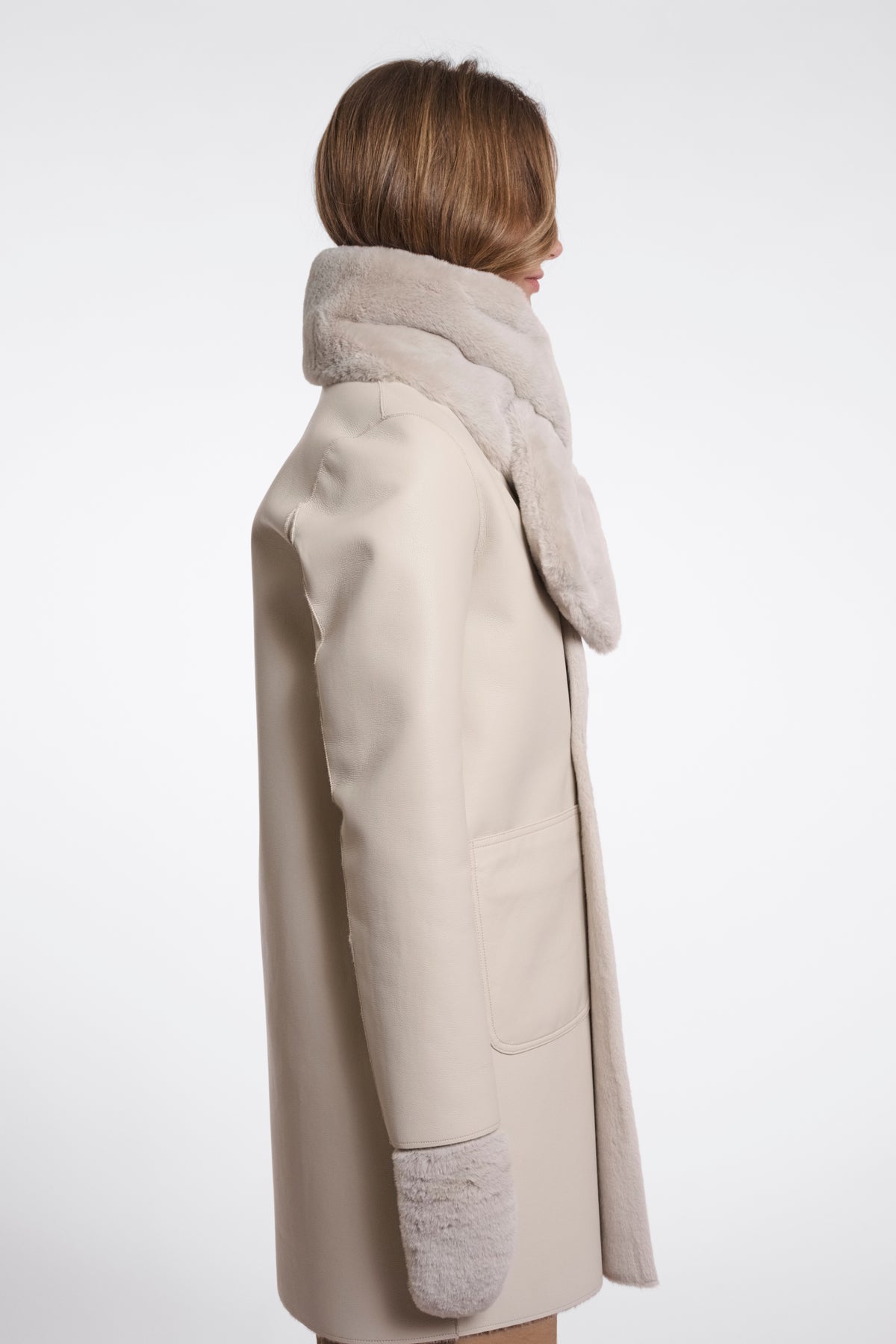 Brede Rino & Pelle Sjaal Stip Birch in zachte stoffen, met witte en blauwe strepen, gedragen rond de hals.