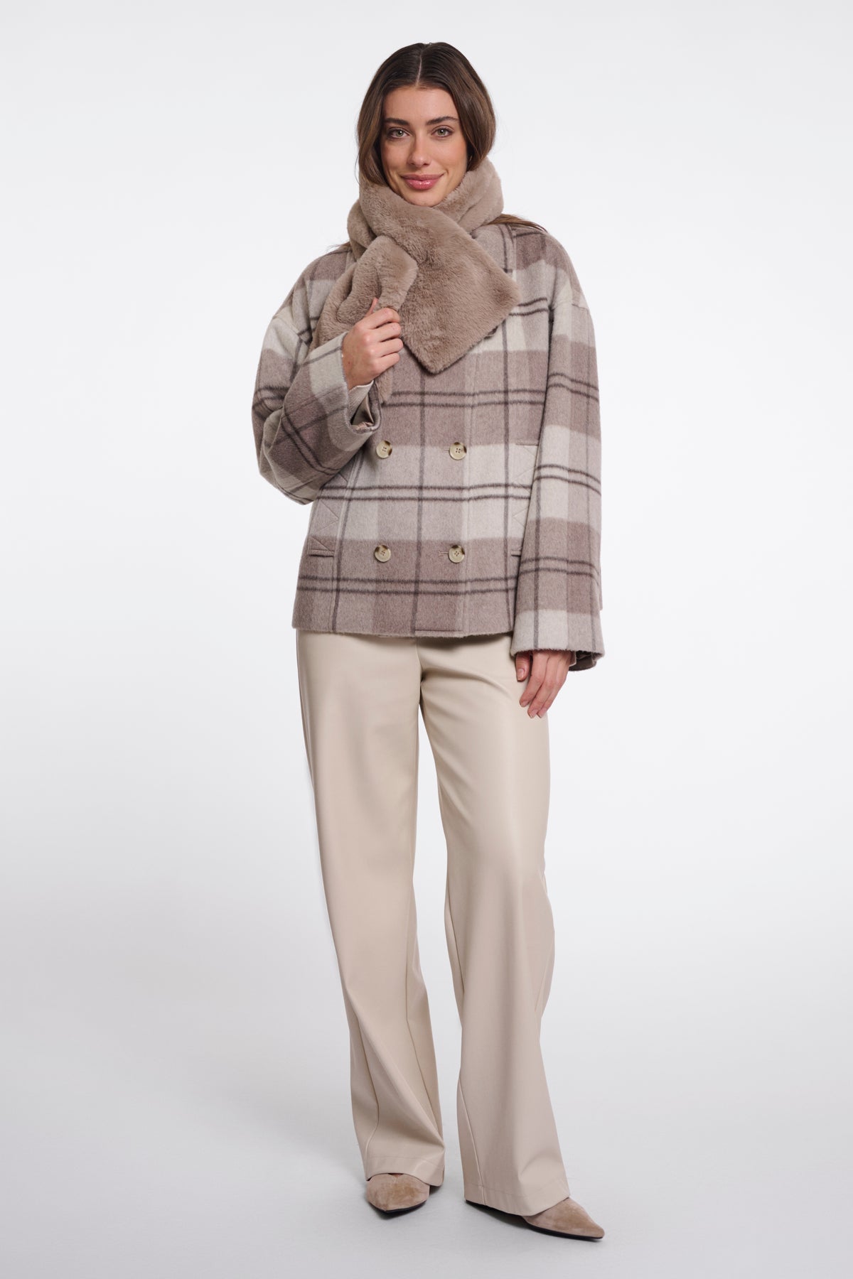 Lichte mocha latte gekleurde sjaal met stippen van Rino & Pelle, zacht en comfortabel, gedragen als accessoire of om te stylen.