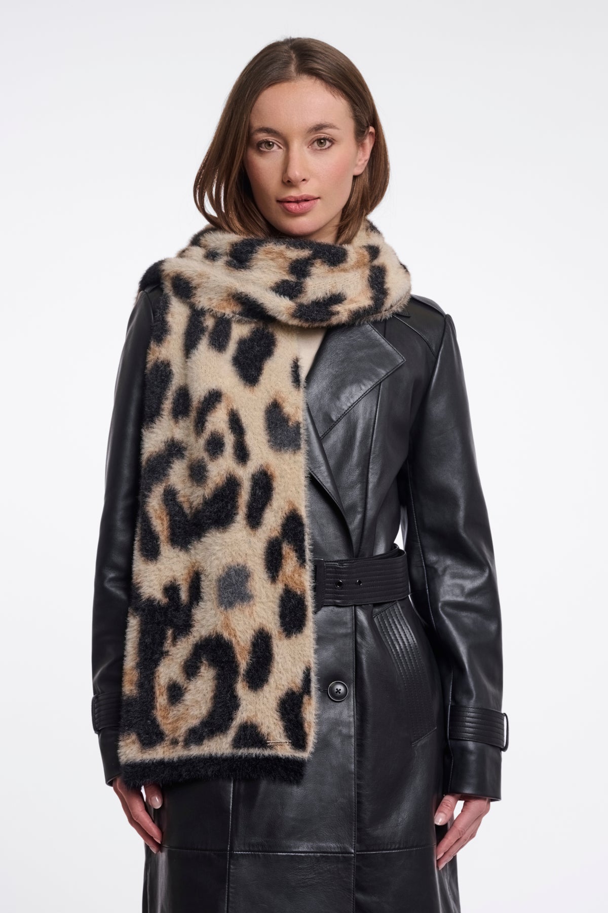 Rino & Pelle Tuli Big Leopard sjaal met opvallend luipaardpatroon en zachte textuur, gedragen als accessoire of warmtebron.