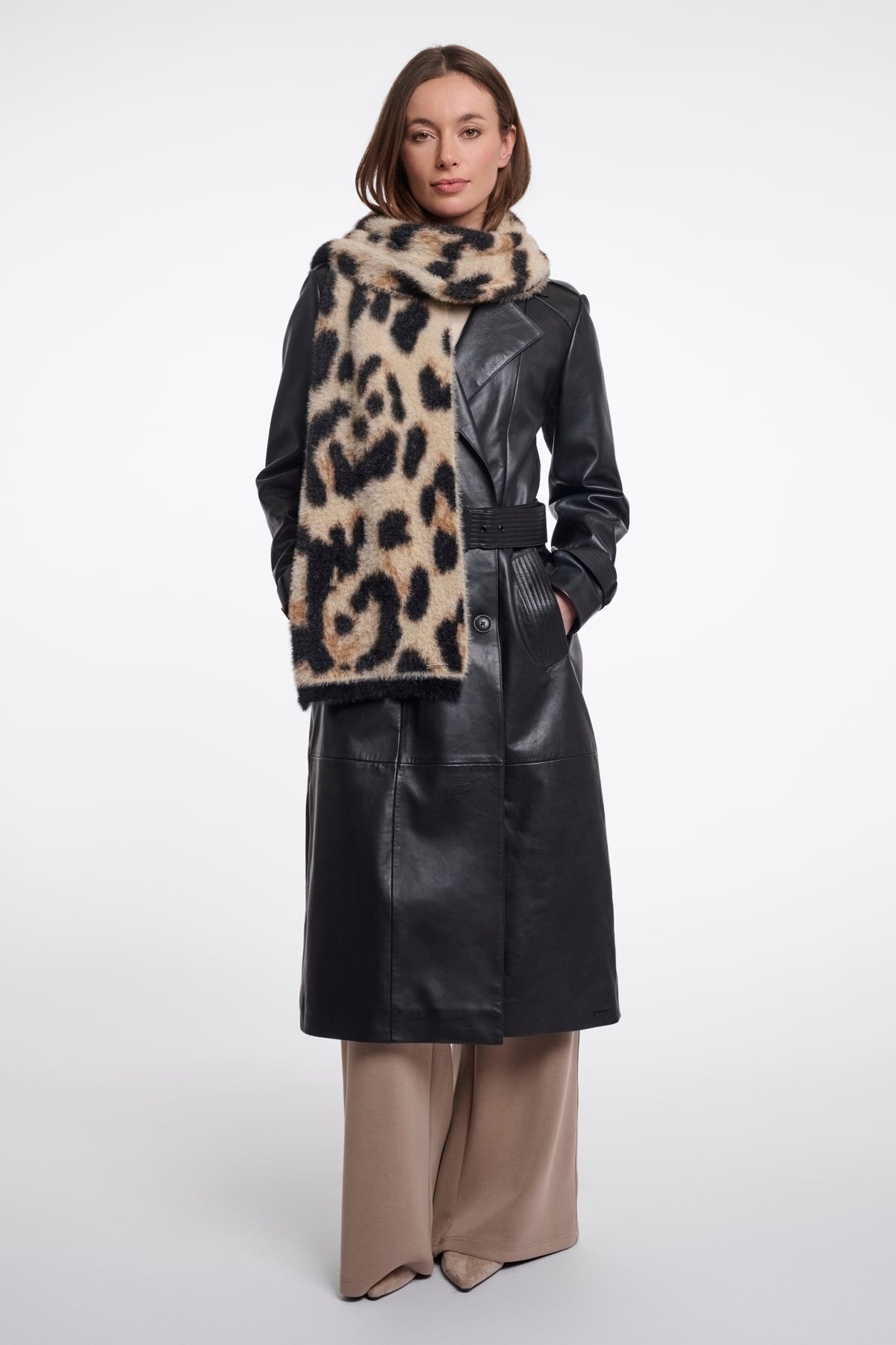 Leopardprint sjaal Tuli Big van Rino & Pelle, zachte en grote accessoire, gedrapeerd voor een stijlvolle look.