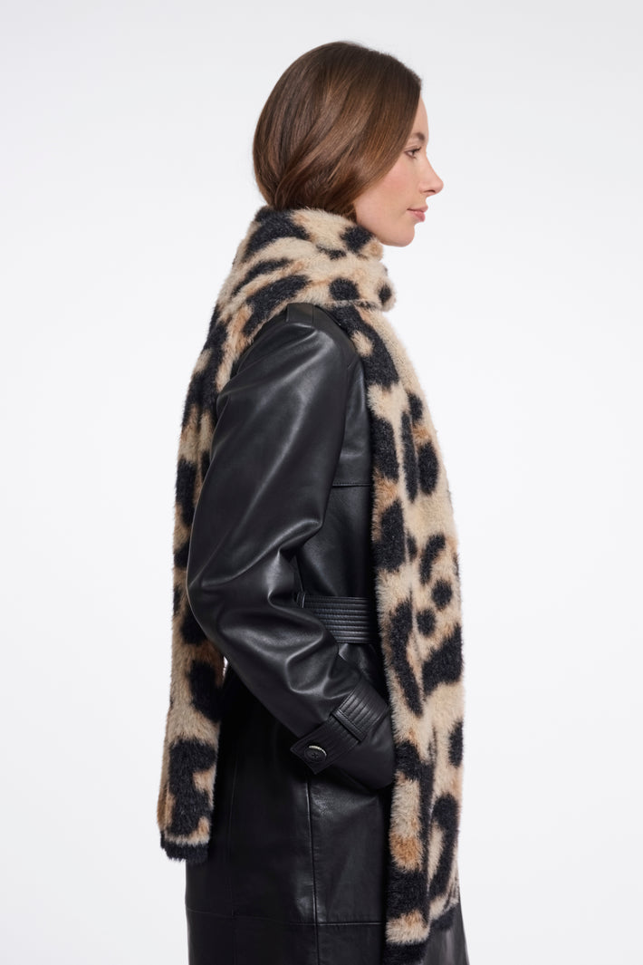 Laarzen van Rino & Pelle met een grote luipaardprint sjaal Tuli Big Leopard, zachte textuur en stijlvolle accessoire.