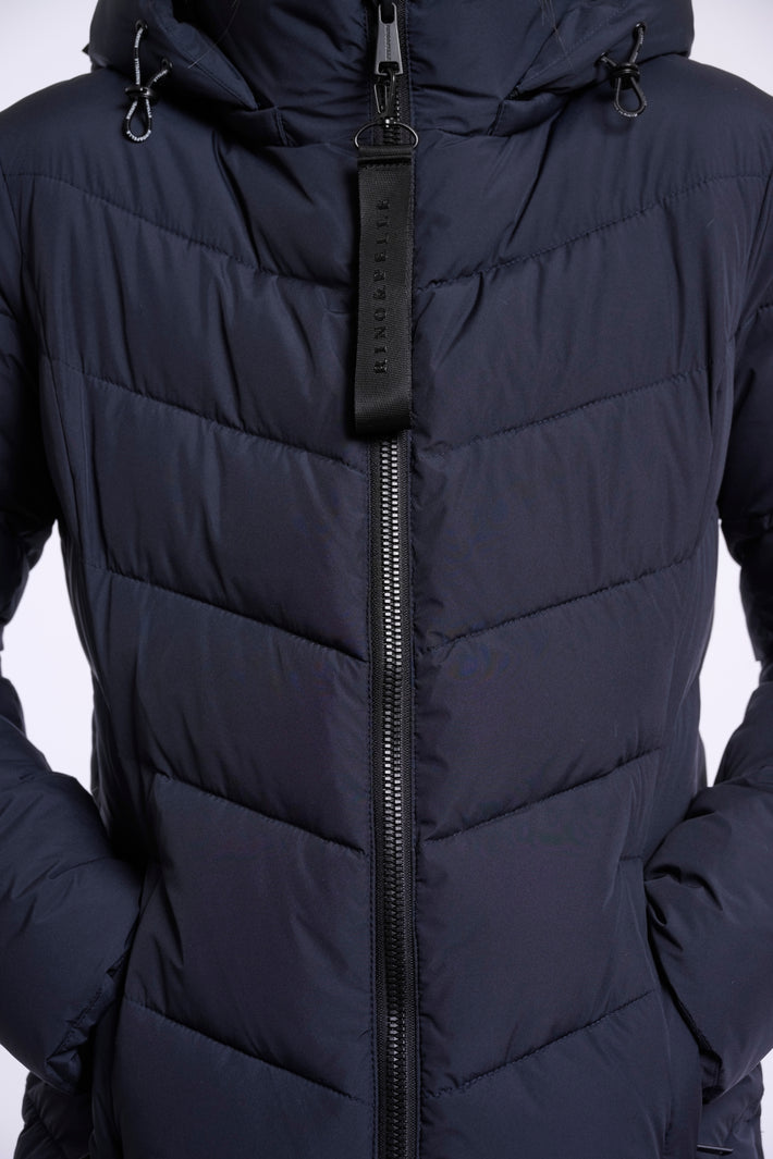 Laarzen in donkerblauwe Yasmina jas van Rino & Pelle, lange waterdichte winterjas met capuchon en ritssluiting.