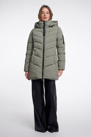 Lichtgewicht jas Yasmina Misty Basil van Rino & Pelle, met capuchon en knopen, gedragen door model.