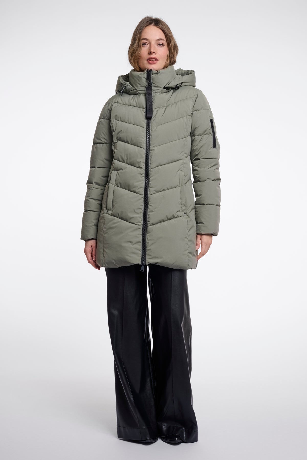 Lichtgewicht jas Yasmina Misty Basil van Rino & Pelle, met capuchon en knopen, gedragen door model.