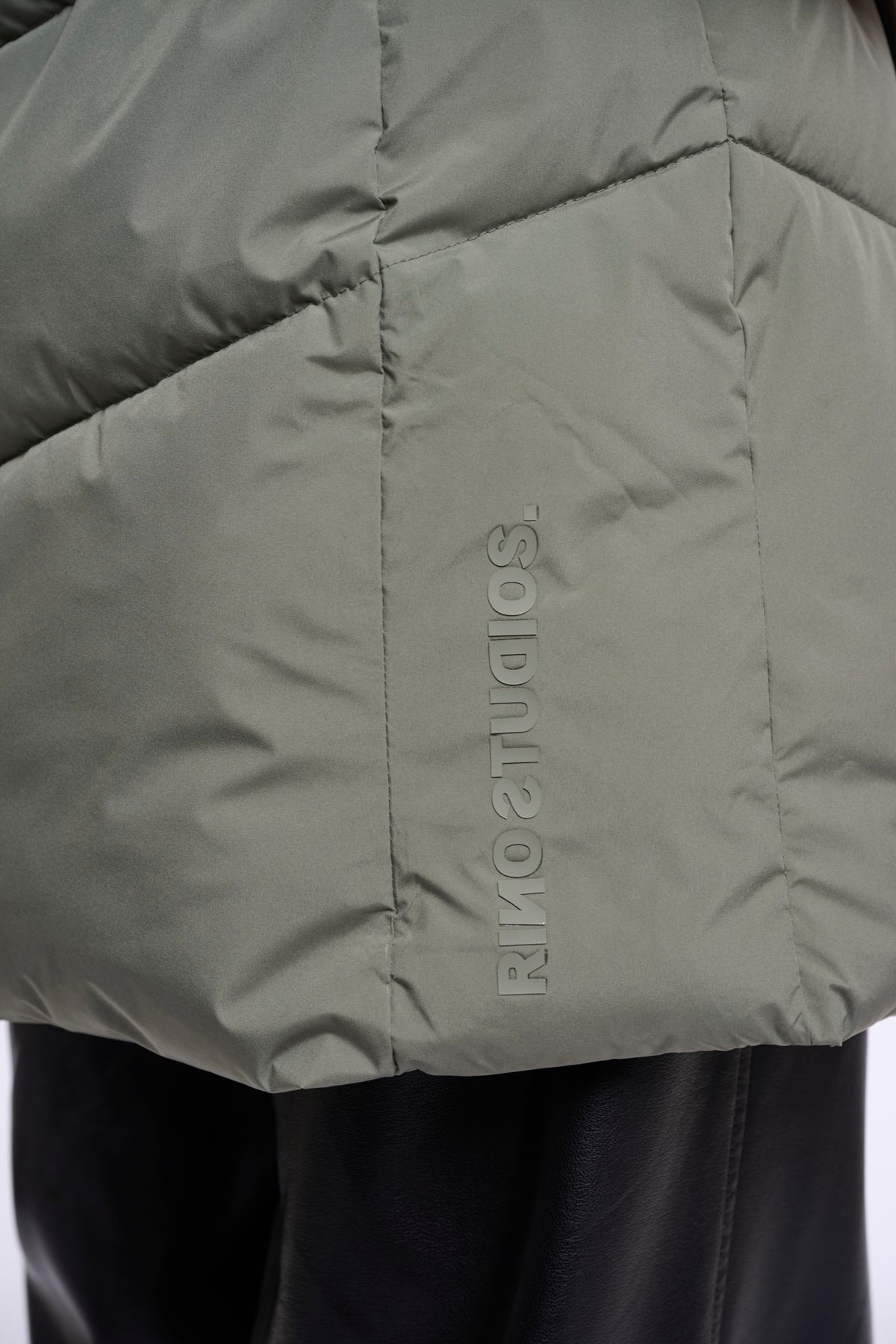 Lichte Yasmina jas in misty basil van Rino & Pelle, getoond met open voorkant en kraag, perfect voor koud weer.