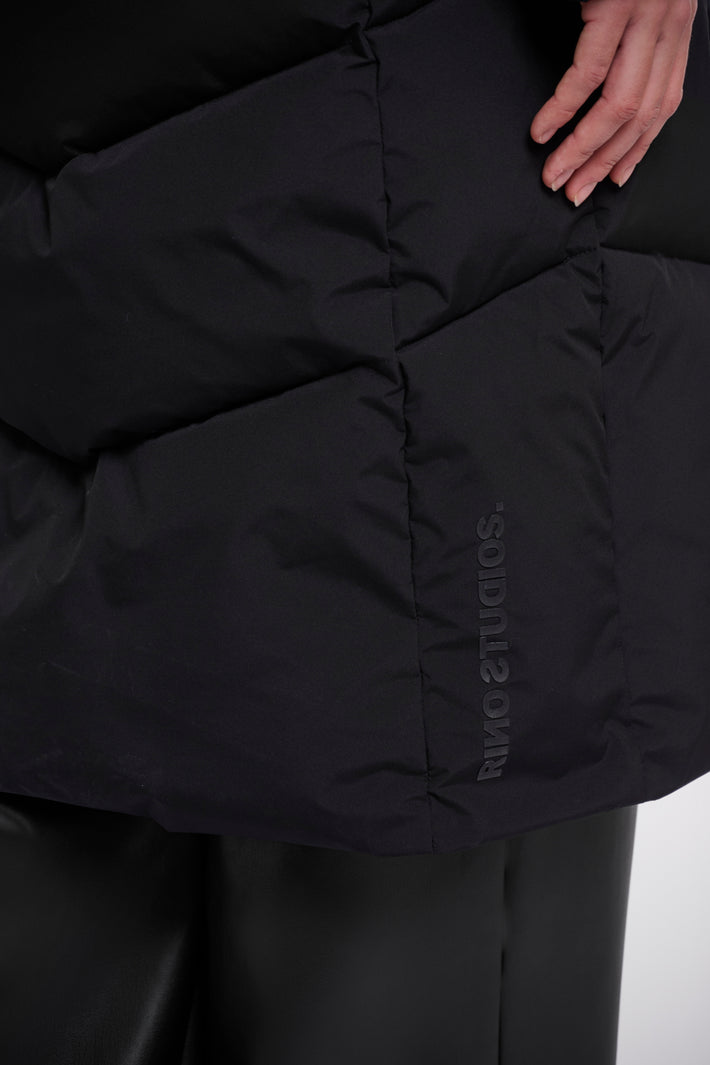 Zwarte coat van Rino & Pelle met stijlvolle pasvorm en knopen, gedragen door Zendaya.