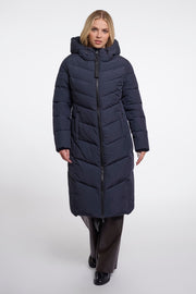 Donkerblauwe Rino & Pelle coat Zendaya, modieus en warm, met stijlvolle pasvorm en details, gedragen door een model.