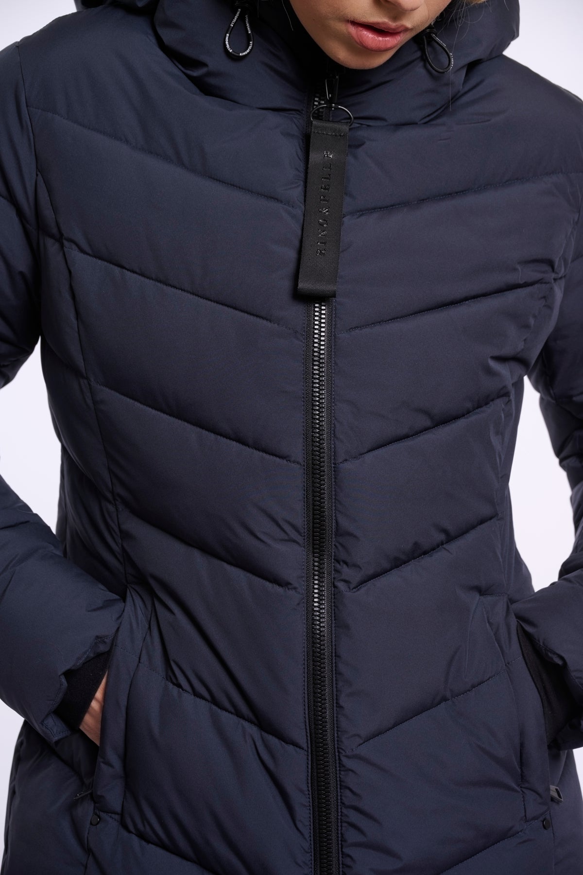 Donkerblauwe Rino & Pelle coat Zendaya, elegante damesjas met knopen en kraag, gedragen door een model.