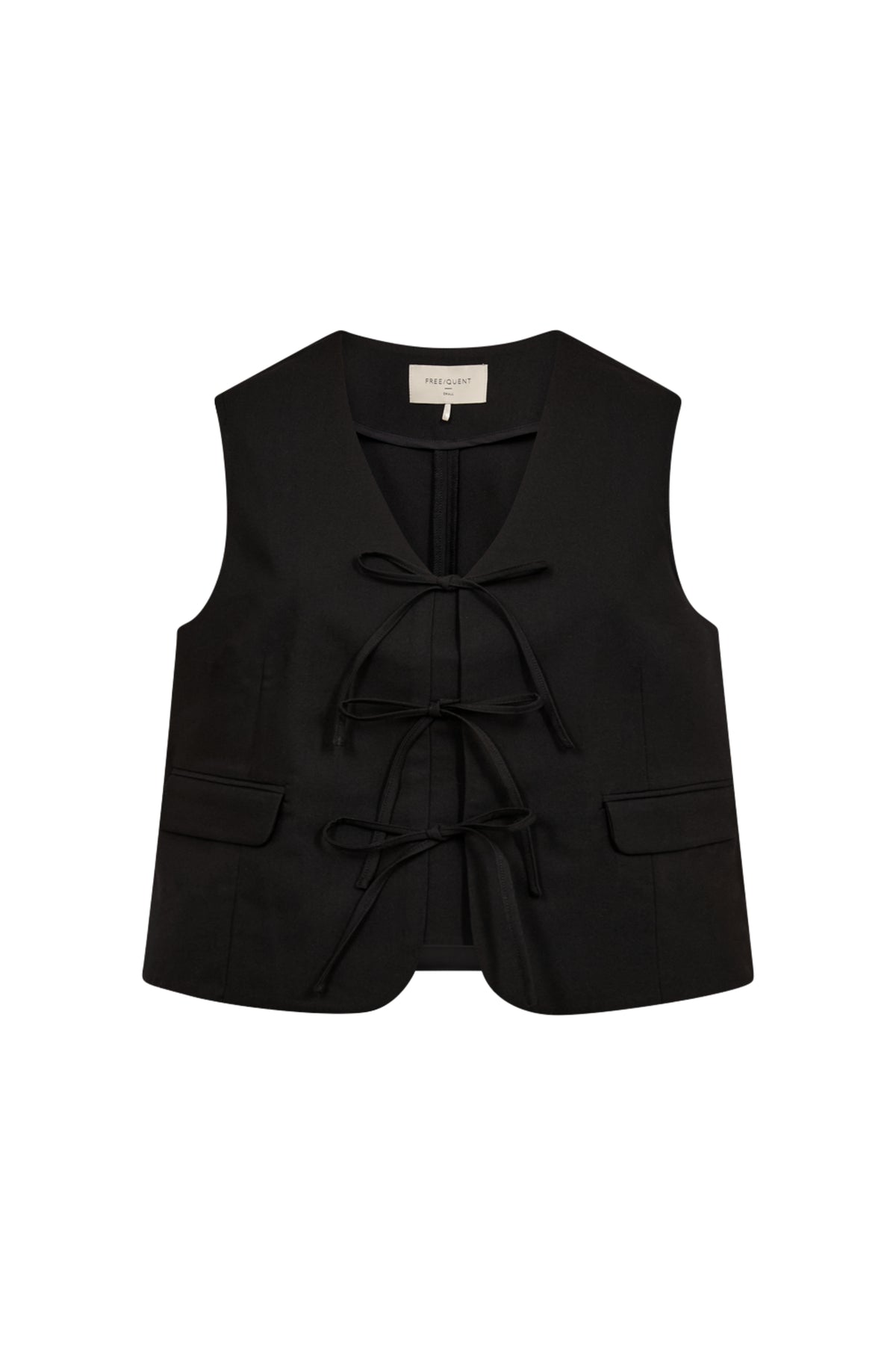Zwart Freequent Gilet Fqmaeve met zachte stoffen en rechte snit, gedragen door model op witte achtergrond.