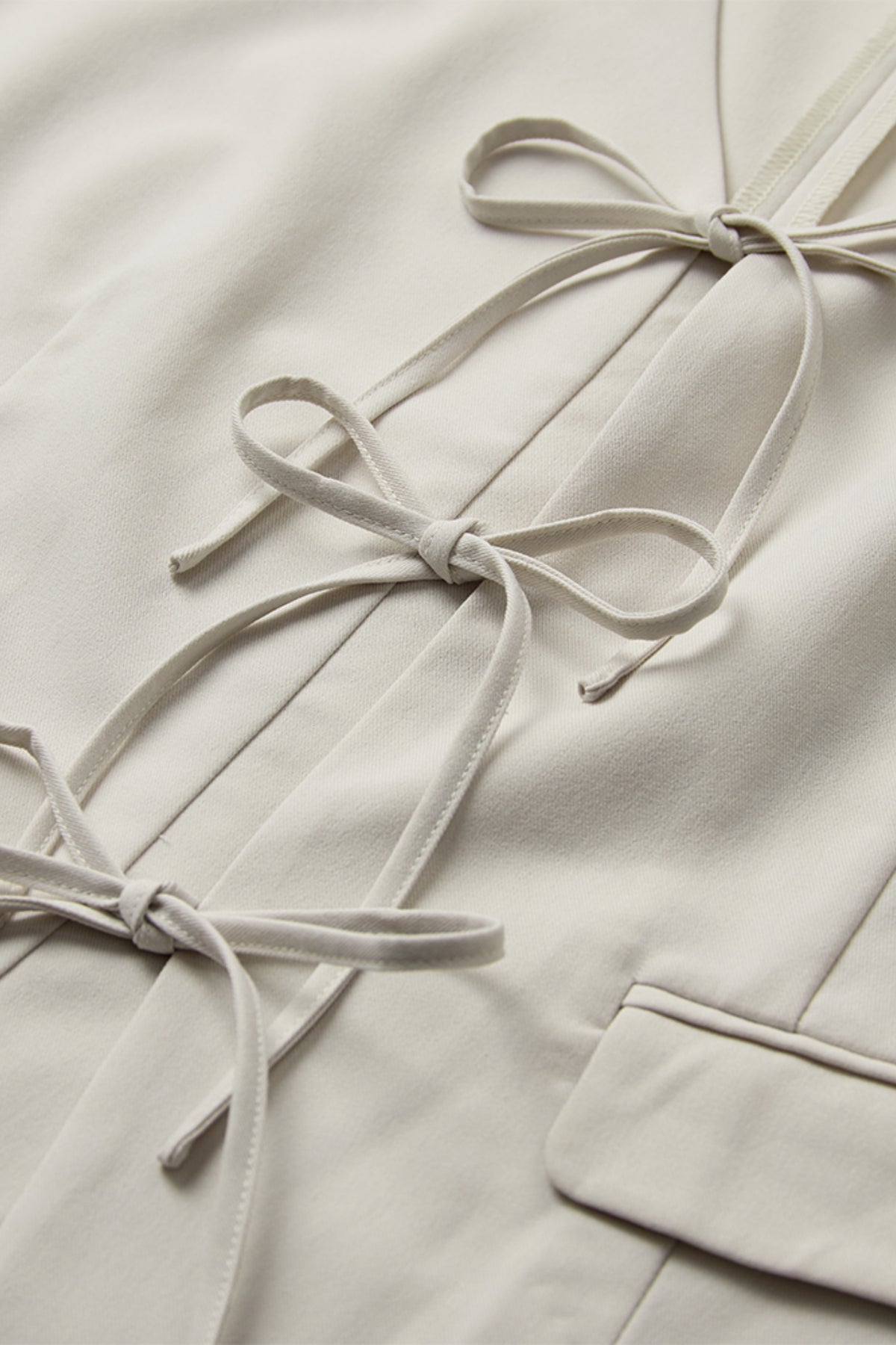 Linnen gilet Freequent Fqmaeve Moonbeam met knopen en zakken, gedragen door model in lichte close-up.