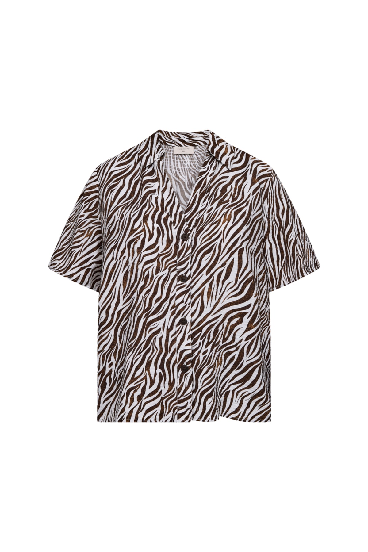 Witte blouse van Freequent met koffieboonprint, lichte stof en stijlvolle pasvorm, gedragen door een model.