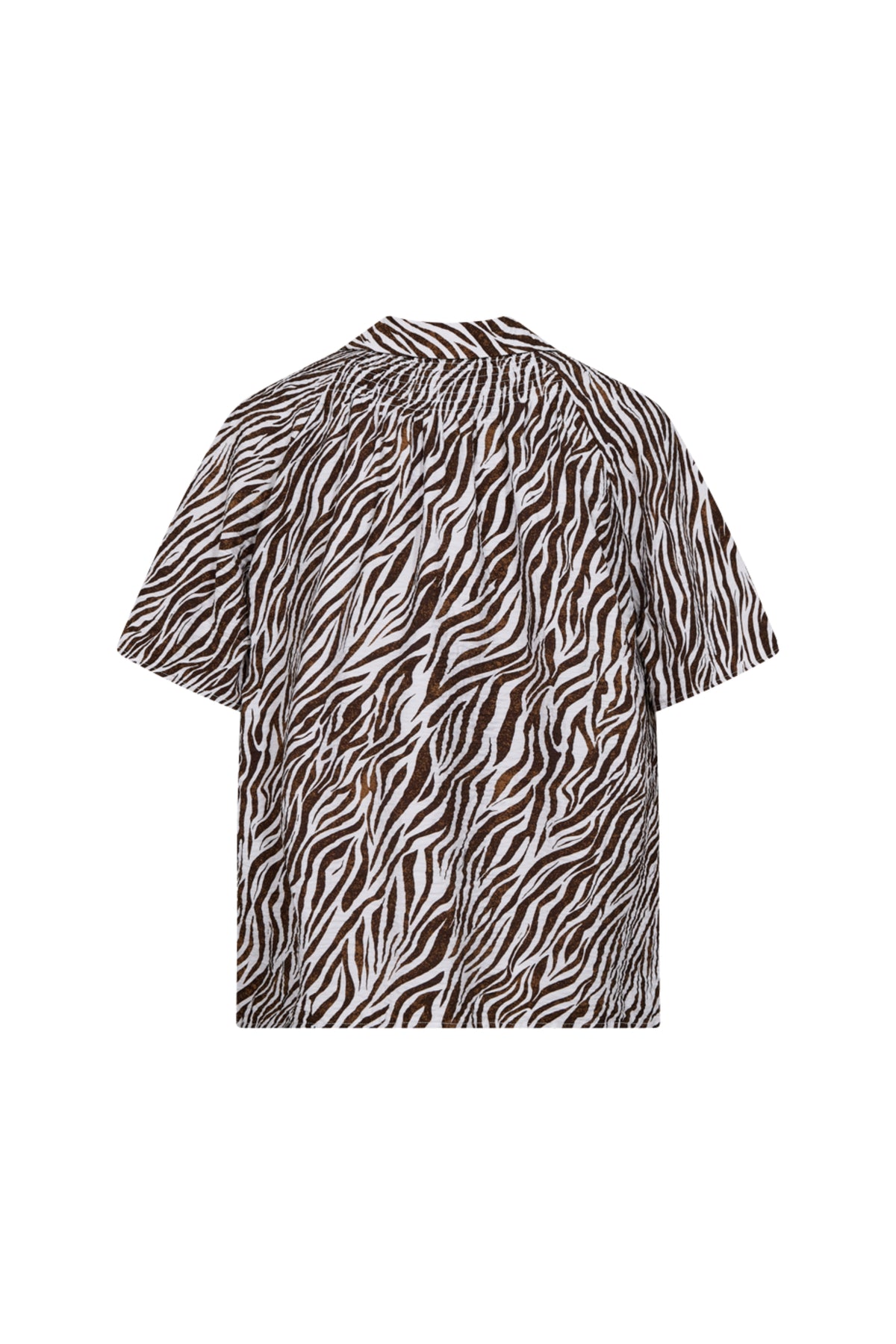 Witte blouse van Freequent met koffieboonprint, elegante pasvorm en stijlvolle details, gedragen door een model.