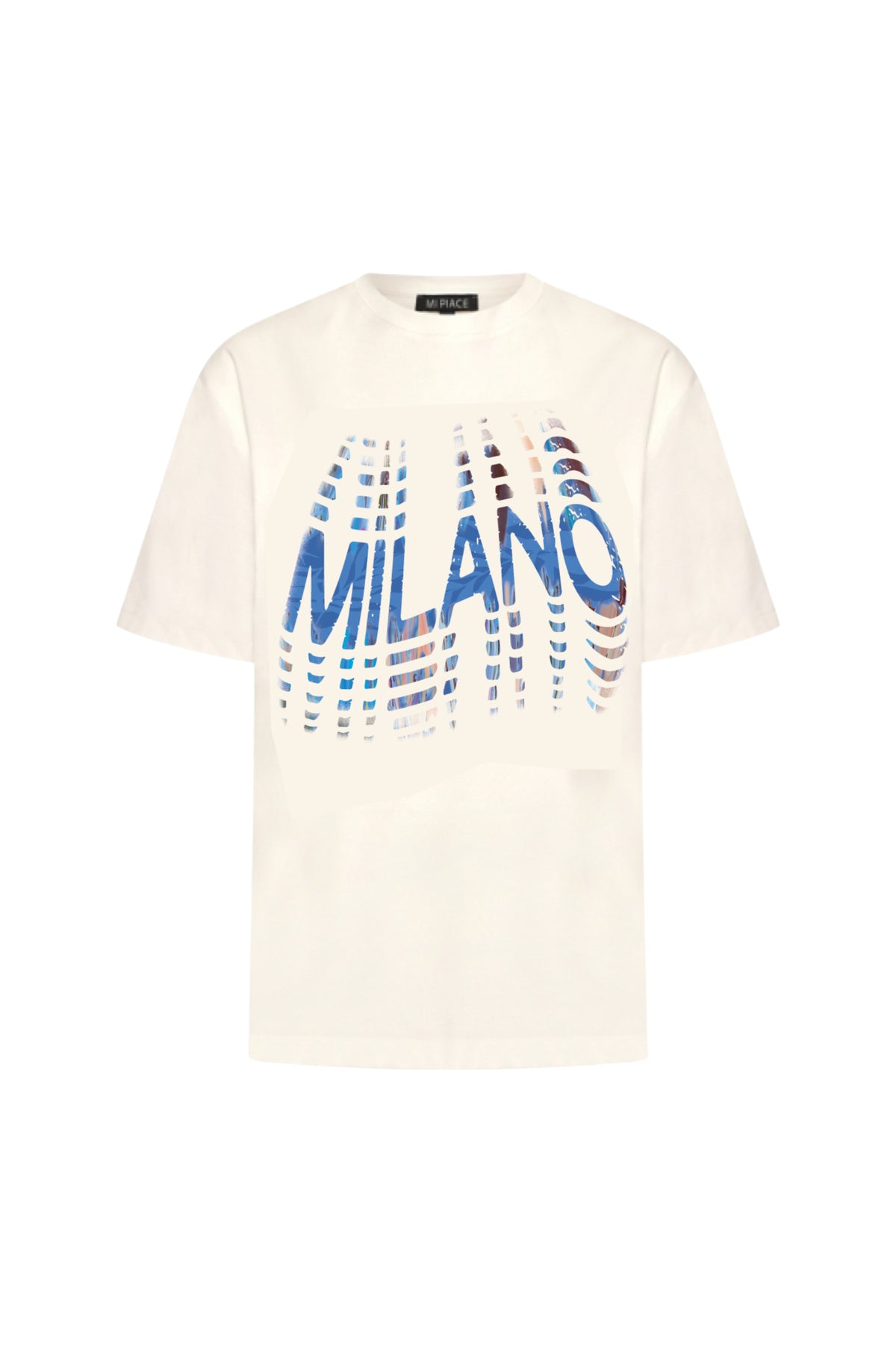 Milano Nautic Blue offwhite travel T-shirt van Mi Piace, casual ontwerp met nautische details, gedragen door een model.