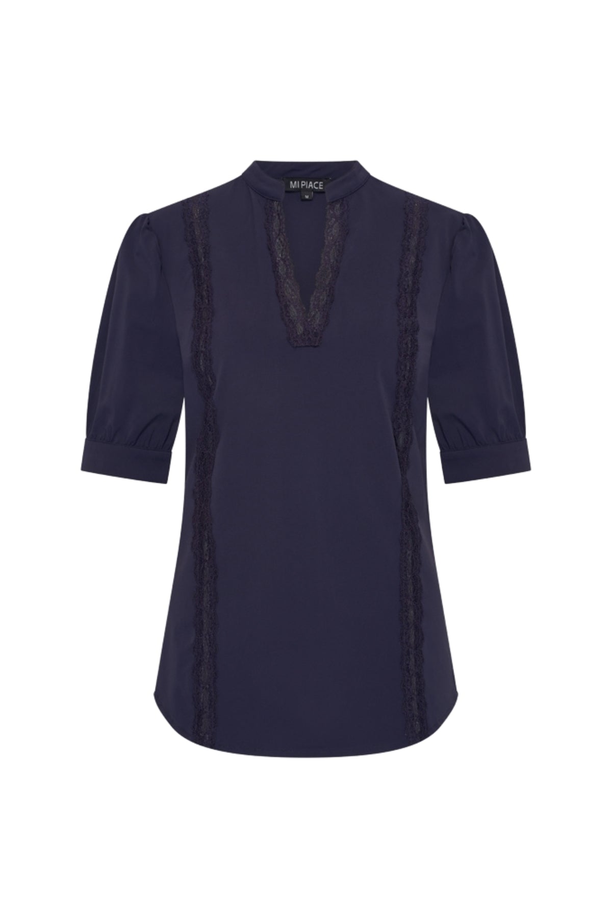 Larisá Travel Top Lace in navy, elegant damestop met kanten details van Mi Piace, geschikt voor reizen en casual dragen.