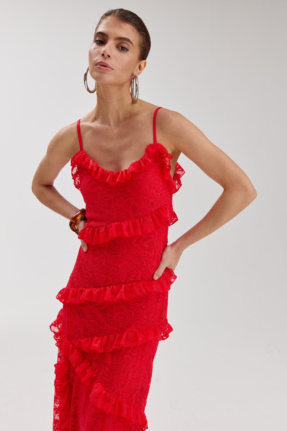 Harper & Yve Sammie Poppy Red jurk met korte mouwen en vloeiende stof, gedragen door een model op een witte achtergrond.