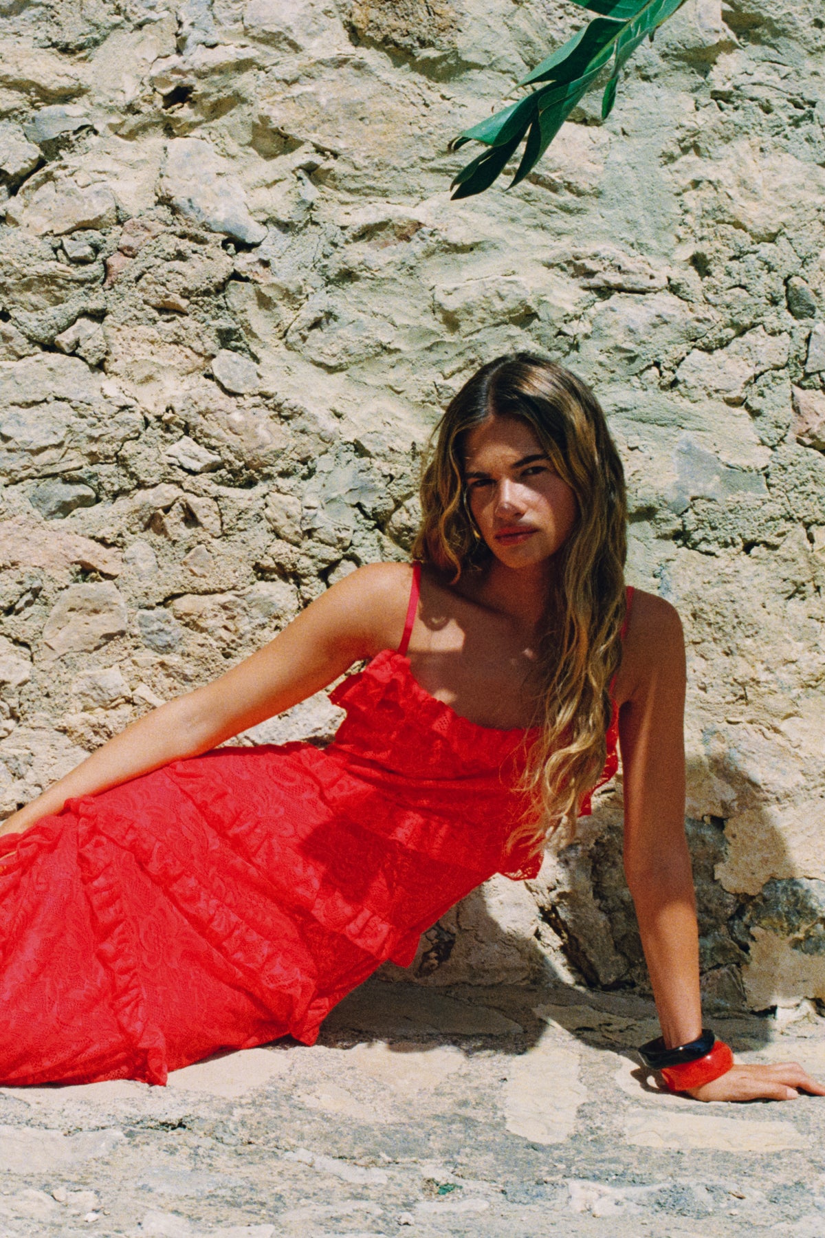 Harper & Yve Sammie Poppy Red jurk met wijde mouwen en V-hals, stijlvolle rode jurk voor dames.