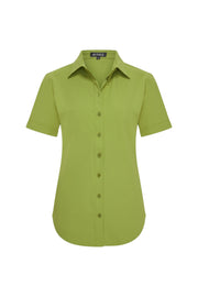 Groene reisblouse van Mi Piace, turtle model, getoond op een model met korte mouwen en losse pasvorm.
