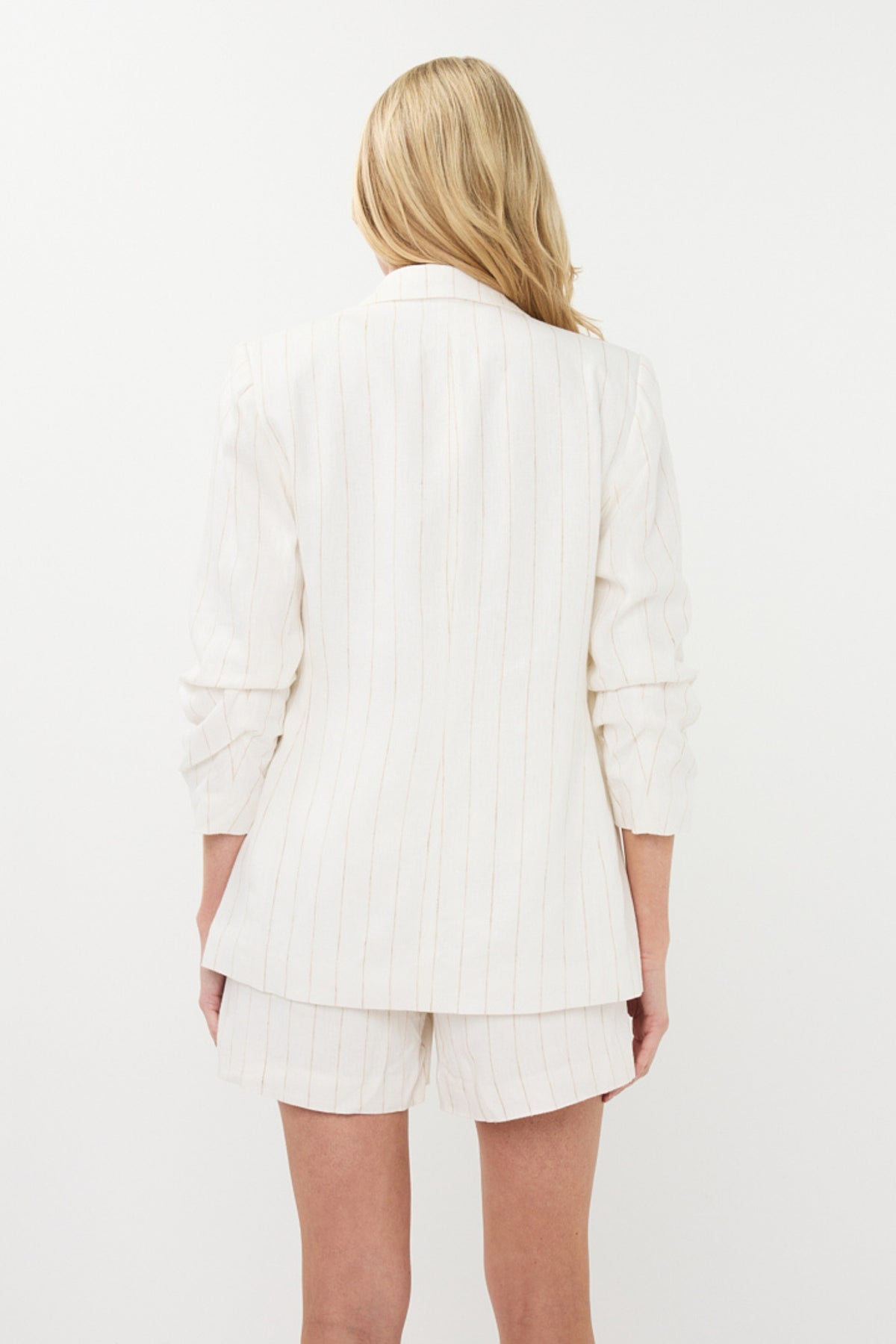 Linnen blazer met strepen in offwhite en zandkleur van EsQualo, model Larissa, gedragen door een model.