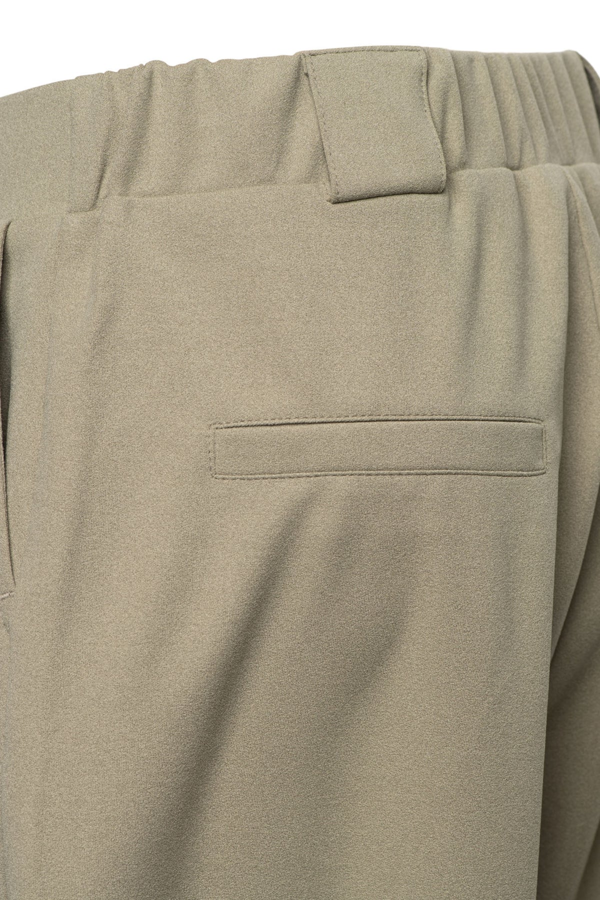 Korte Grazia Khaki broek voor dames van &Co woman, modieus en comfortabel, met een casual pasvorm en opvallende kleur.