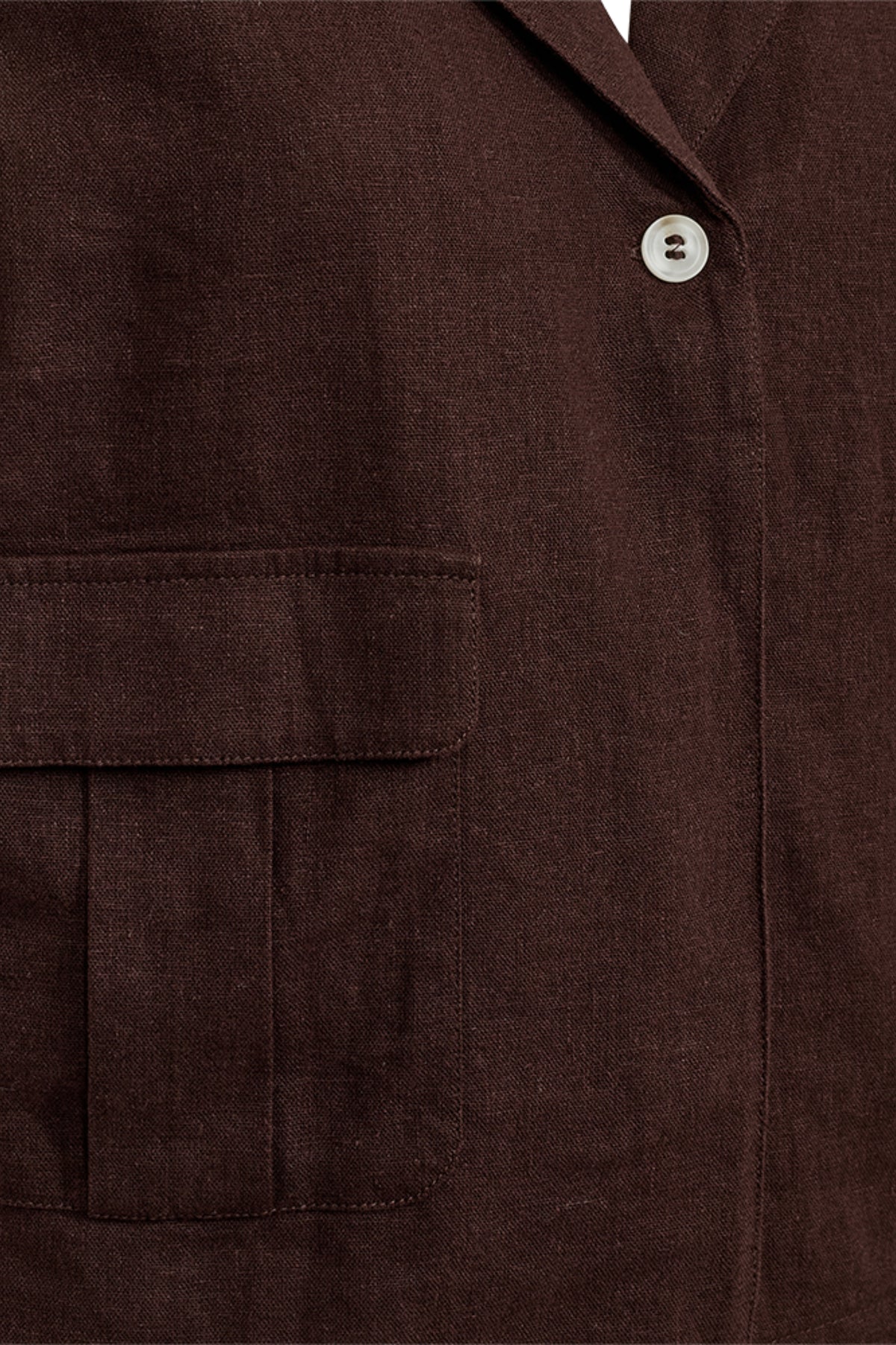 Laarzen van Freequent, Gilet Fqlava Coffee Bean met knopen en stoffen details, gedragen door een model.