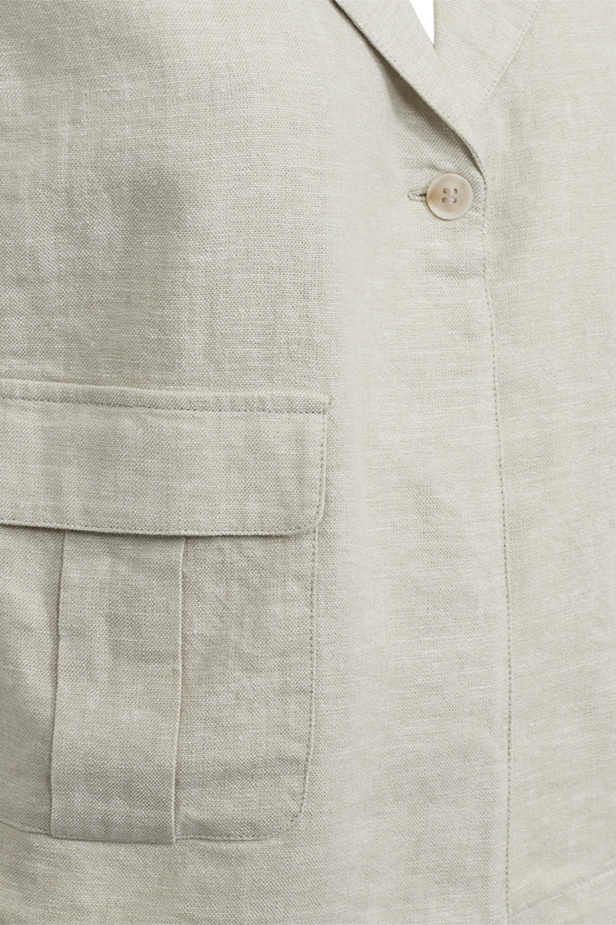 Lieve freequent Fqlava Moonbeam melange gilet met knopen en zachte textuur, gedragen door een model, close-up van de stof en details