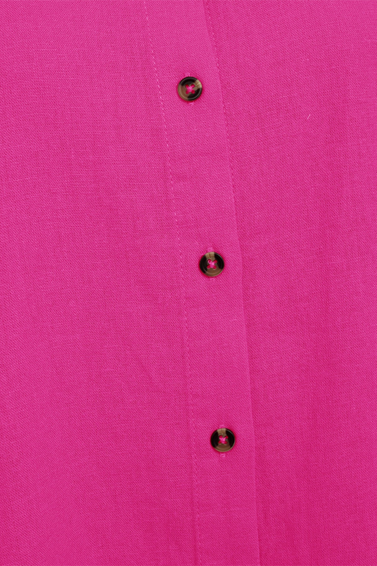 Fuchsia paarse blouse van Freequent met lange mouwen en losvallende pasvorm, gedragen door model.