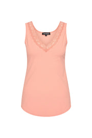 LARISSA Travel Top Kant Peach Amber van Mi Piace, close-up van de kantdetails en de zachte peach en amber kleuren.