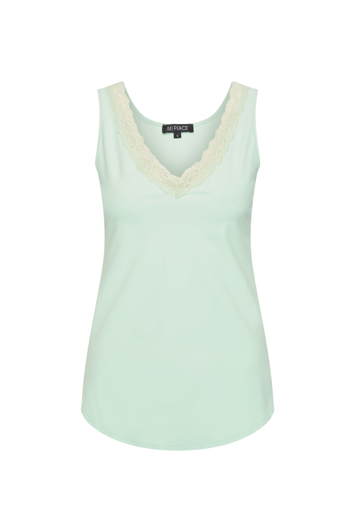 Mi Piace Travel Top Kant Pistachio, dunne top met korte mouwen en ronde hals, gedragen door een model op een witte achtergrond.
