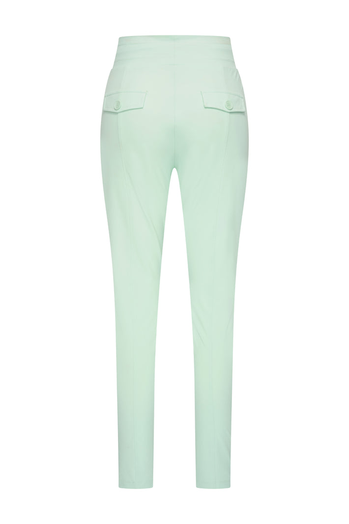 Lieve pistachekleurige reisbroek van Mi Piace, met comfortabele pasvorm en stijlvolle details, gedragen door een model.