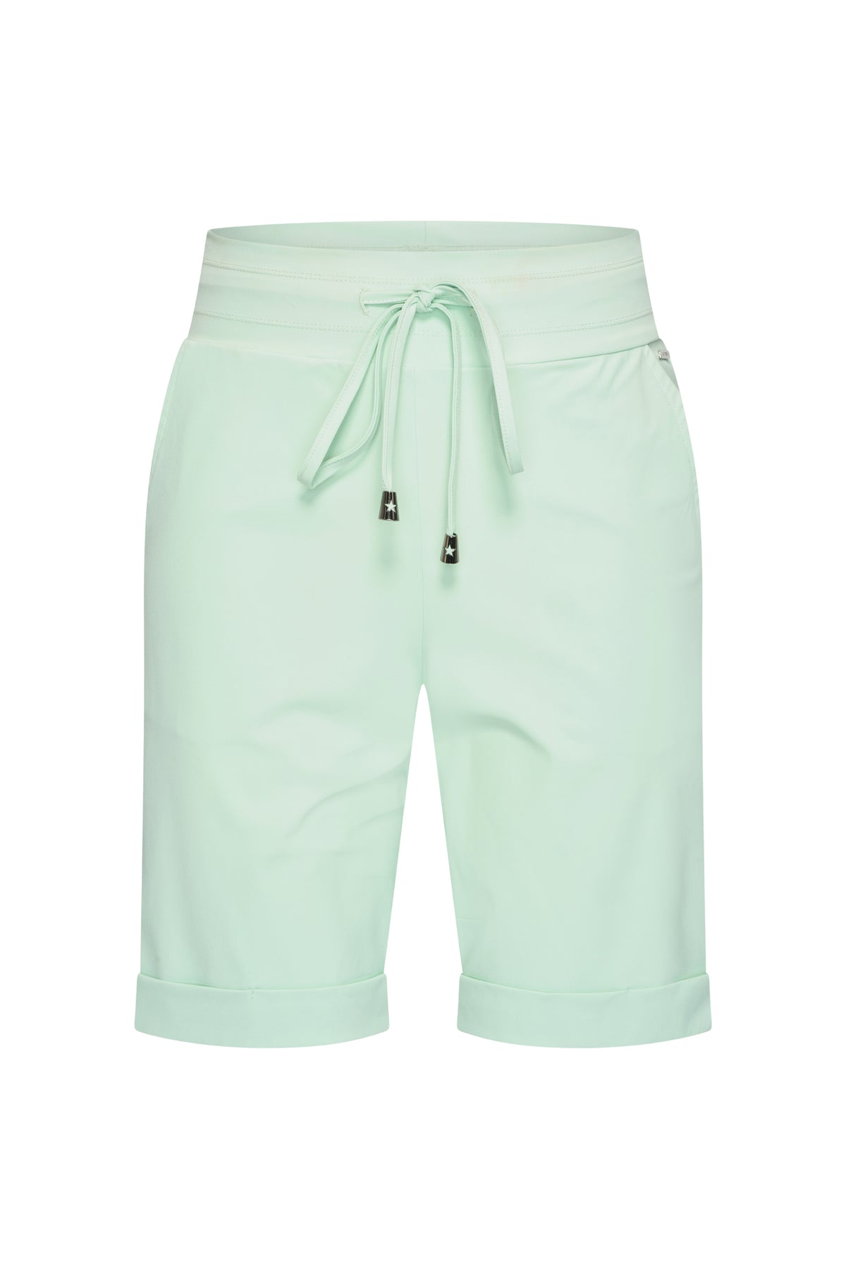 Lichte reisbroek van Mi Piace in pistachekleur, korte stijl met comfortabele pasvorm en moderne uitstraling.