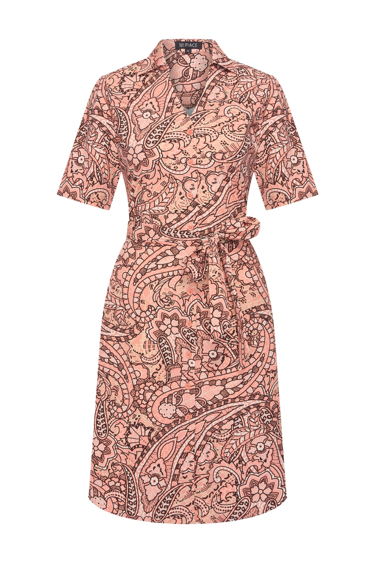 Zomerse reisjurk van Mi Piace met paisley print in sunsetklair, lichte stof en stijlvolle pasvorm.