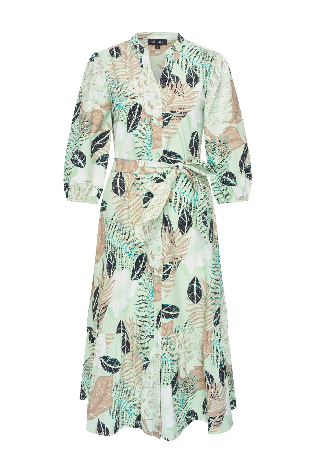 Lieve pistachegroene travel jurk van Mi Piace met botanisch print, vloeiend materiaal en stijlvolle uitstraling.
