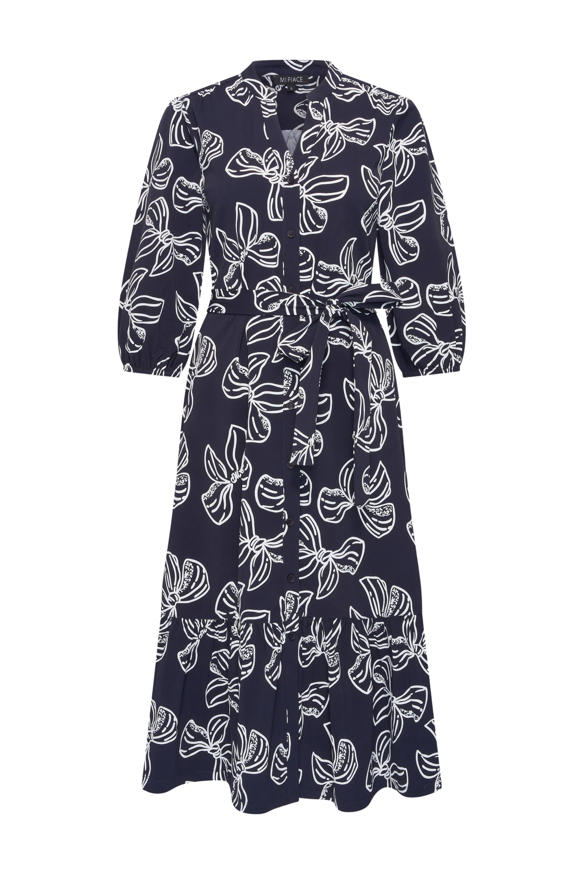 Reisjurk van Mi Piace met bow print in navy en offwhite, licht en luchtig ontwerp voor comfortabele reizen.