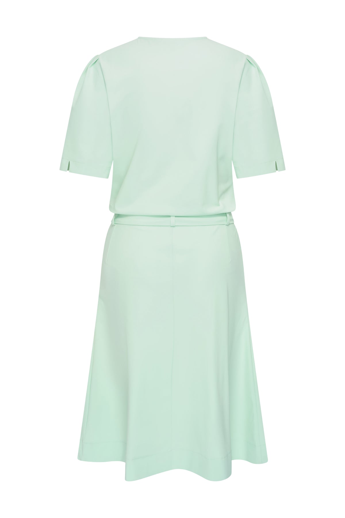 Mi Piace Travel jurk wrap in pistachekleur, soepel vallend met korte mouwen en een elegante pasvorm.