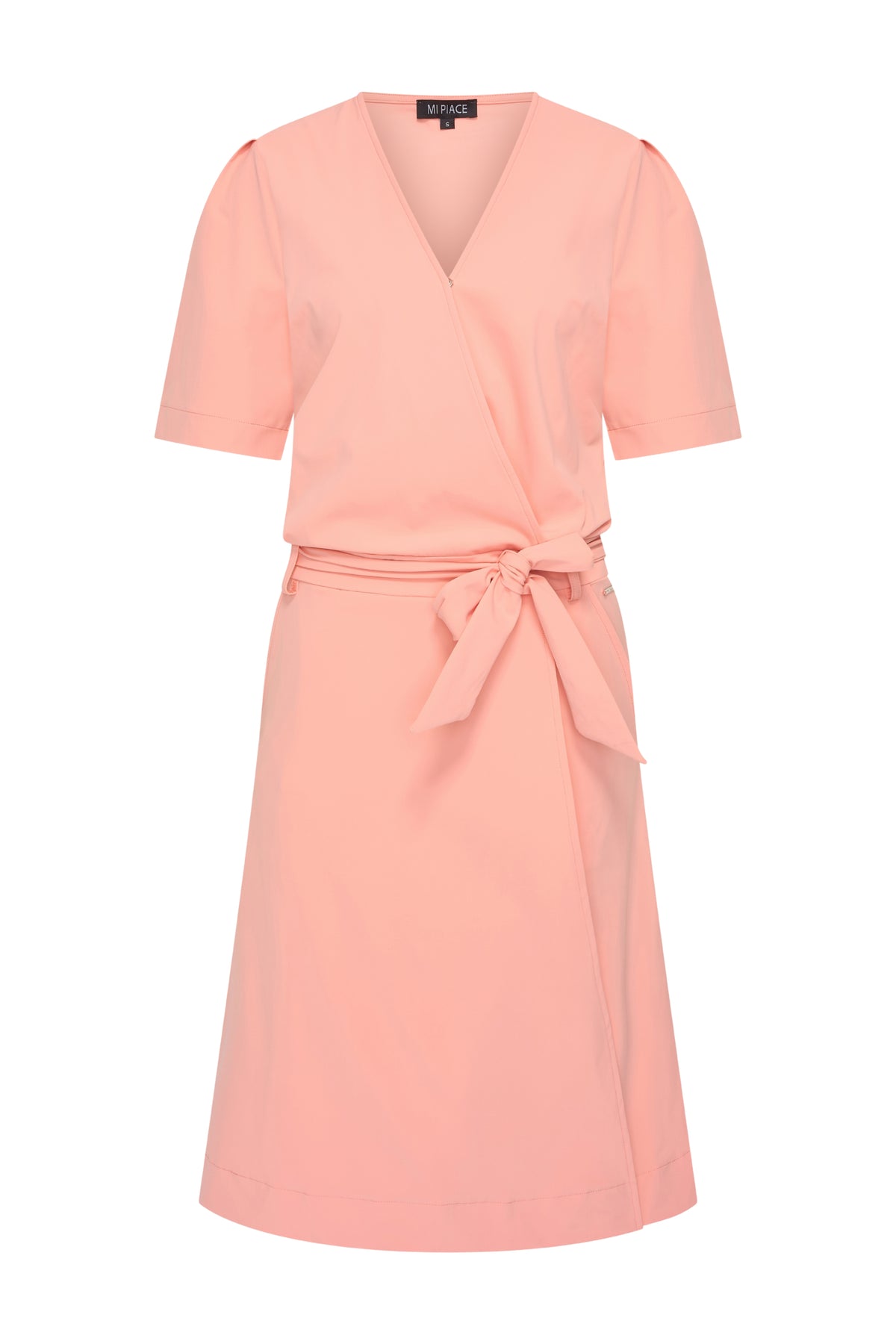 Gebloemde travel jurk wrap in peach met amber details van Mi Piace, getoond op een model.