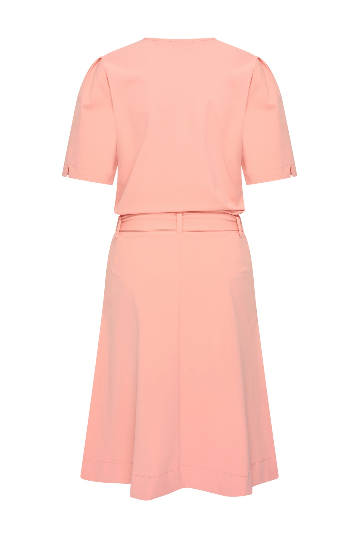 Lieve peachkleurige wrap travel jurk van Mi Piace met amber details, gedragen door een model, geschikt voor zomerse gelegenheden.