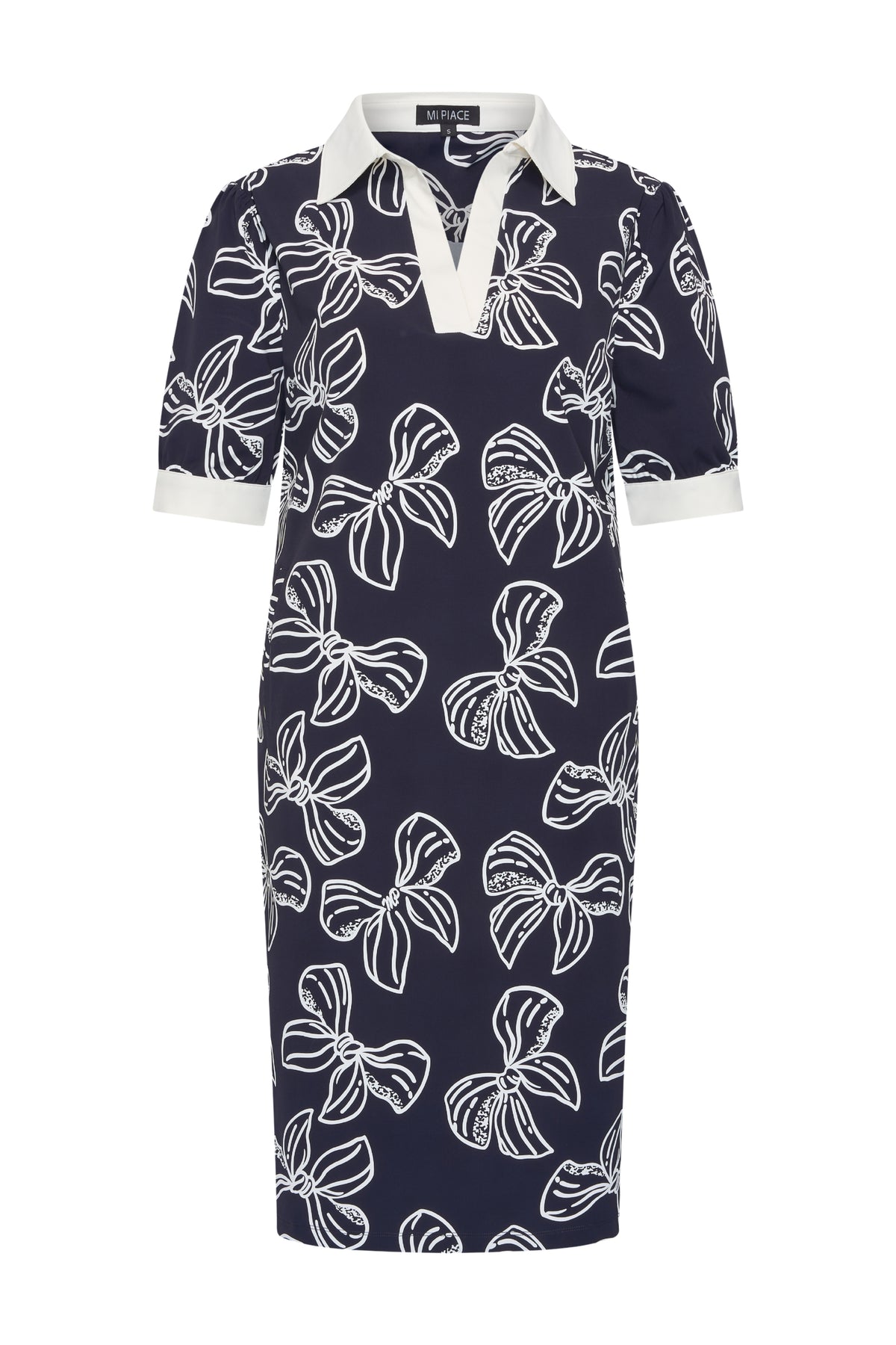 Mi Piace travel jurk met polo kraag en strikprint in navy en offwhite, elegante zomerjurk voor reizen en casual dragen.