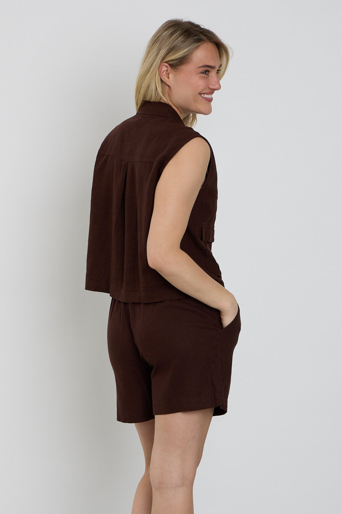 Vrijquent Gilet Fqlava Coffee Bean met rits en kraag, getoond op een model, geschikt voor casual en stijlvolle outfits.