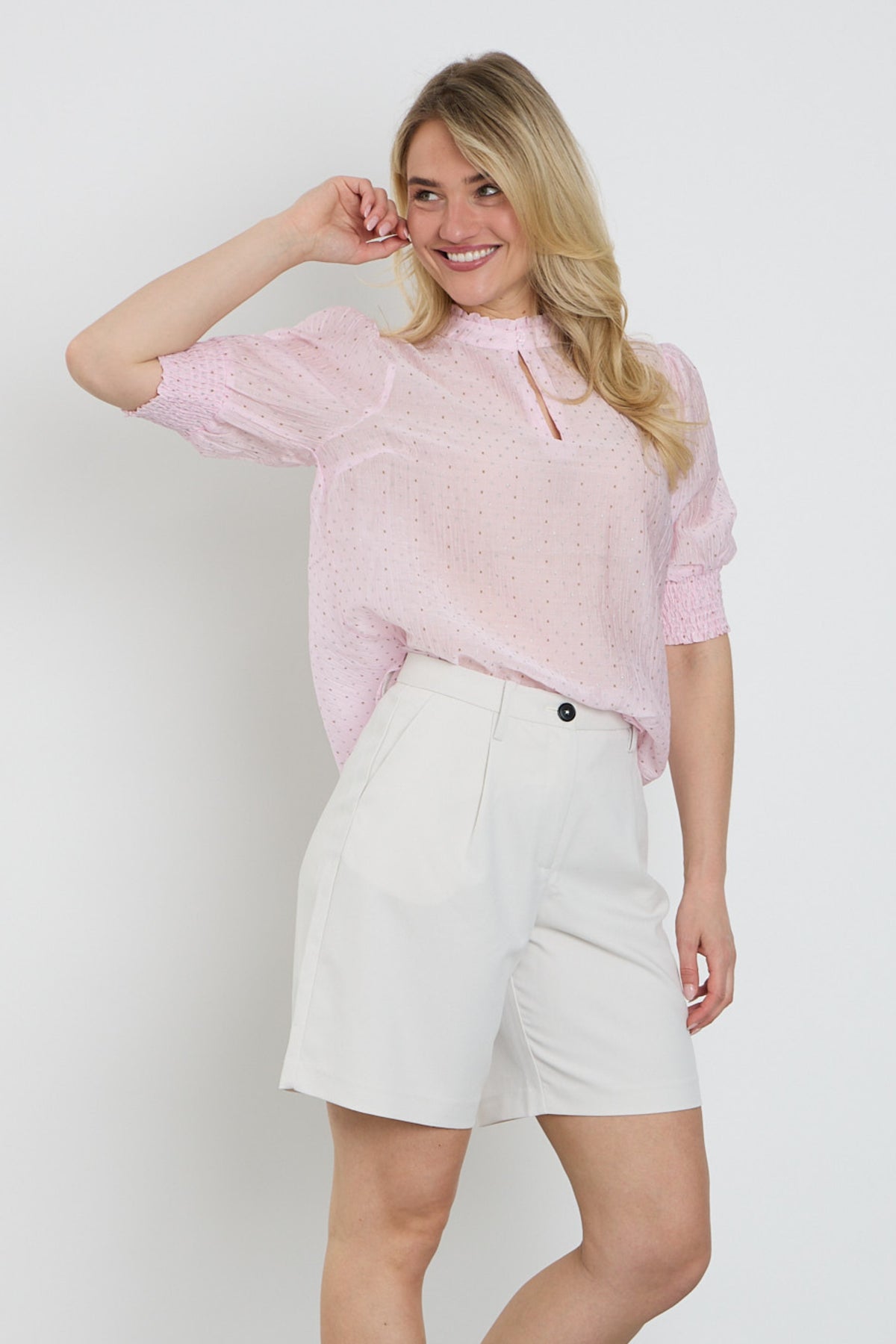 Zilveren blouse Fqlory Ballerina van Freequent, geruite stof en knoopsluiting, gedragen door een model.