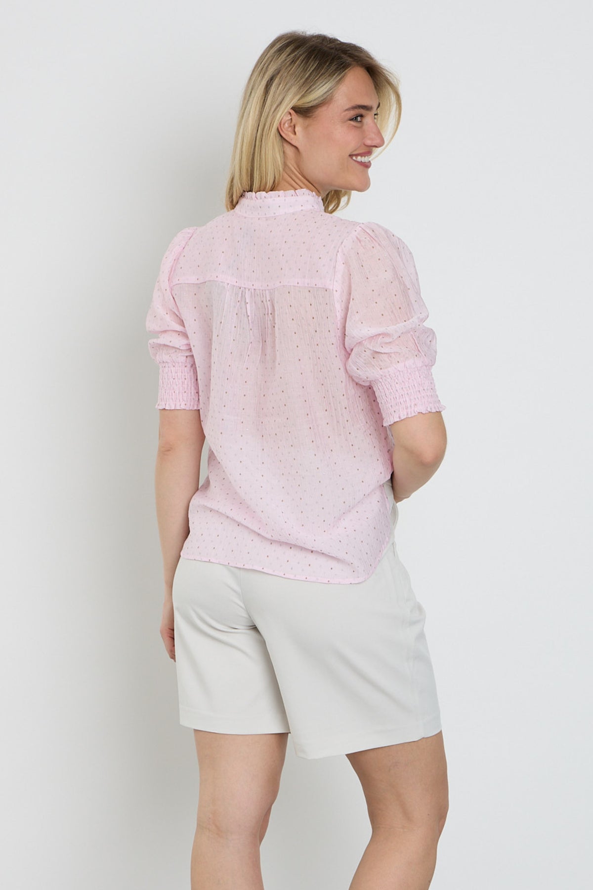Zilveren blouse van Freequent, Fqlory Ballerina model, met elegante pasvorm en subtiele details.