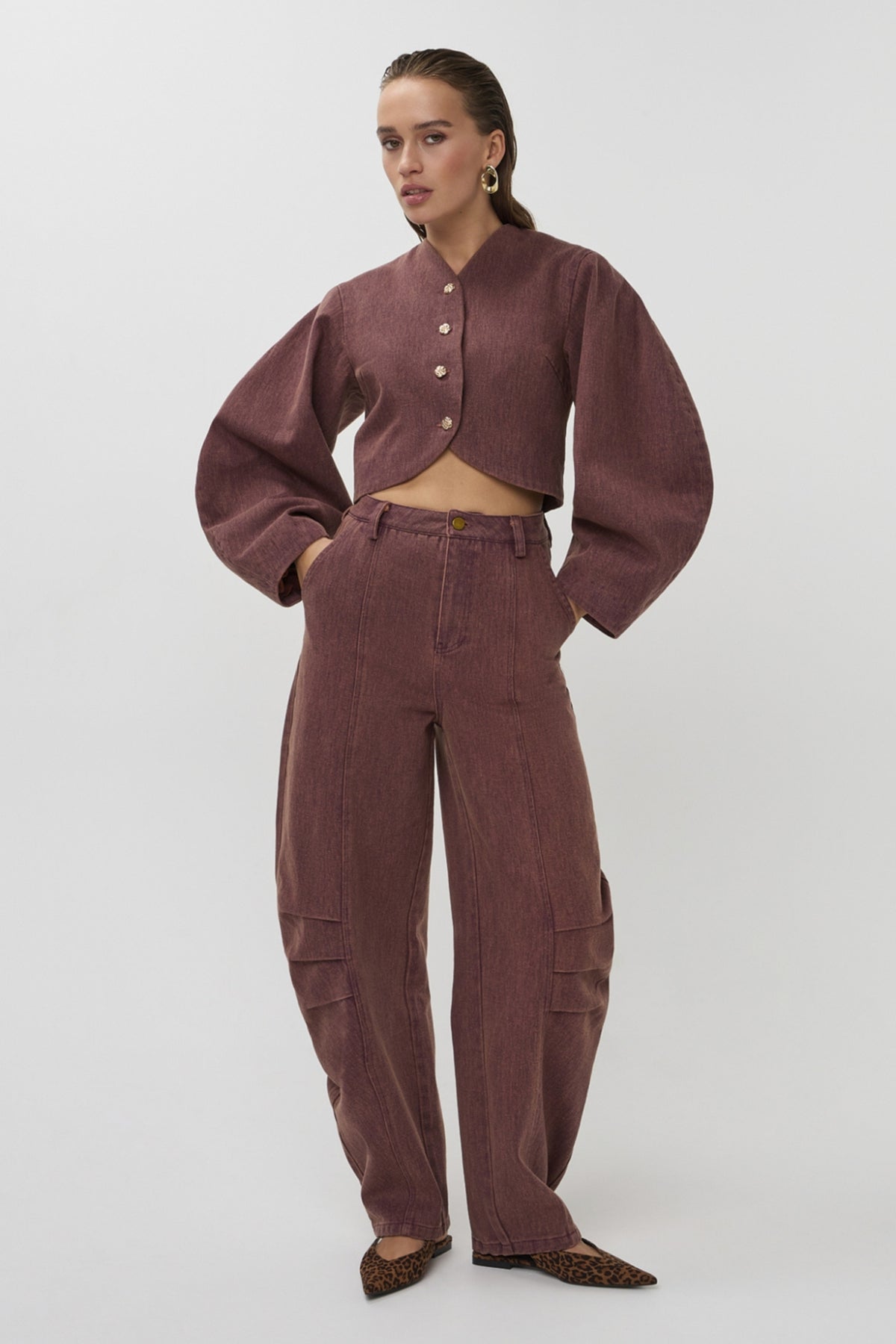 Bruine broek Rift Bordeaux van Studio Amaya, getoond met een comfortabele pasvorm en stijlvolle uitstraling.