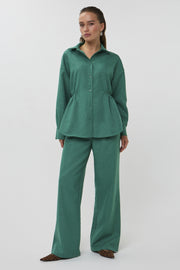 Groene Jasmin broek van Studio Amaya, close-up van het zachte, stijlvolle design en het comfortabele materiaal.