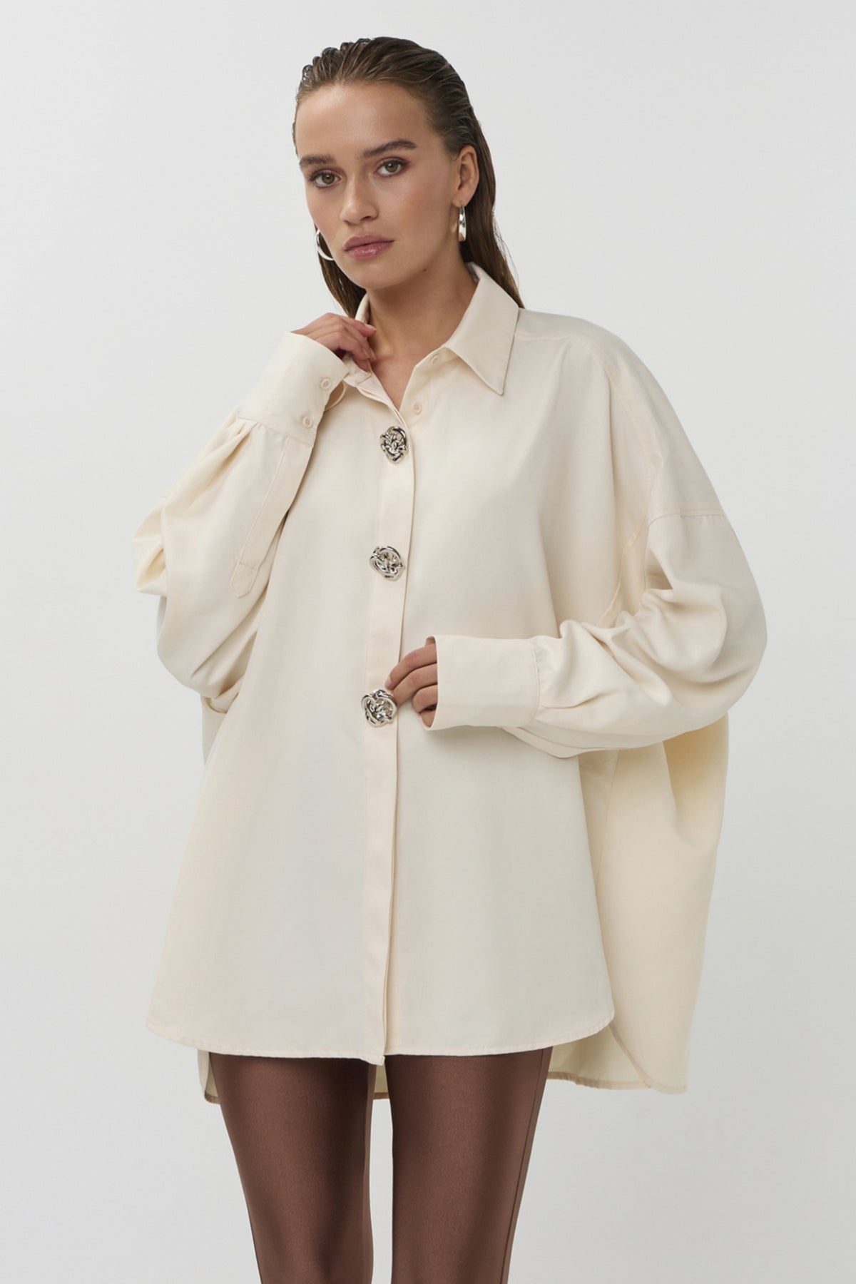 Witte blouse van Studio Amaya, model Vesper, met een losse pasvorm en elegante kraag, gedragen door een model.