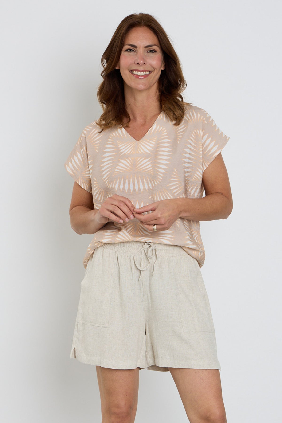 Zoso Lotte Sand Apricot blouse met lange mouwen en knoopsluiting, gedragen door een model, close-up van de stijlvolle top.